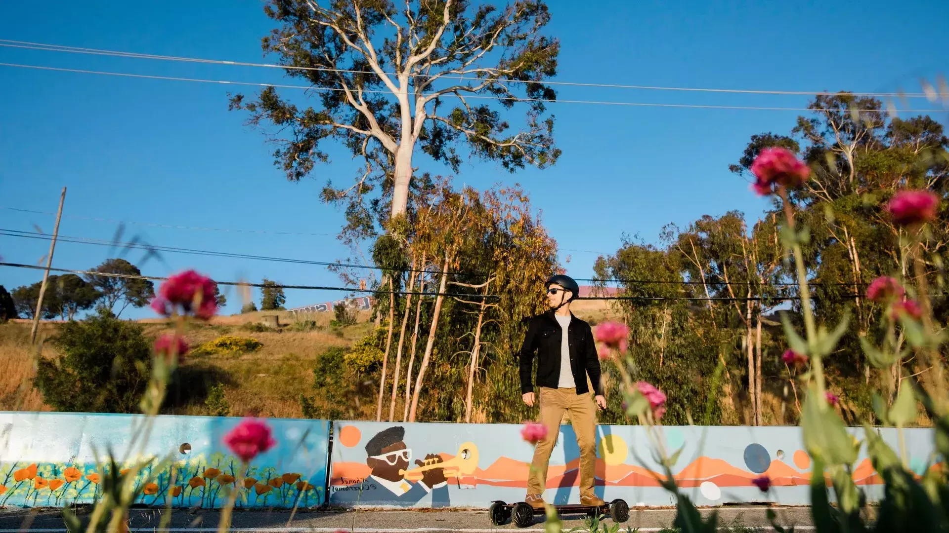 Skateboarder in the 海景区的 neighborhood.