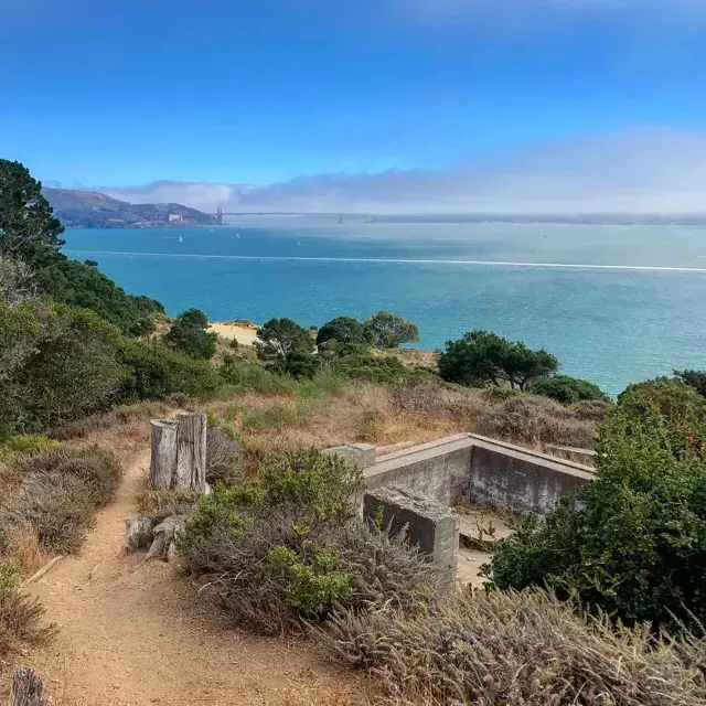 Terrain de camping au Angel Island State Park, surplombant la baie de San Francisco et le Golden Gate Bridge